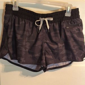 Vuori Clementine short, size large